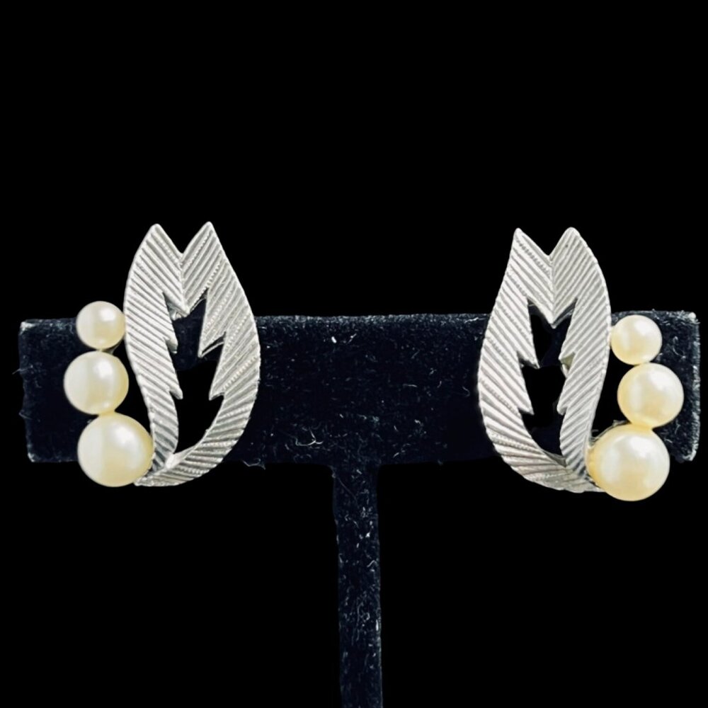 Vintage Crown Trifari Silver Tone Leaf Clip On Earrings (5272)